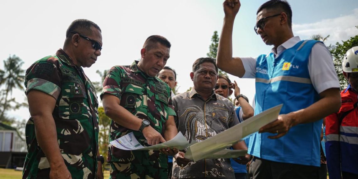 Direktur Utama PT PLN (Persero), Darmawan Prasodjo (kanan) berdiskusi bersama Gubernur Akmil Mayor Jenderal TNI R. Sidharta Wisnu Graha (kedua dari kiri) mengenai persiapan keandalan kelistrikan di lokasi Retreat Kabinet, Lapangan Golf Akademi Militer, Magelang, Jawa Tengah.