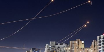 Sistem Iron Dome Israel mencegat rudal balistik yang ditembakkan Iran, seperti yang terlihat dari Ashkelon, Israel, 1 Oktober 2024.