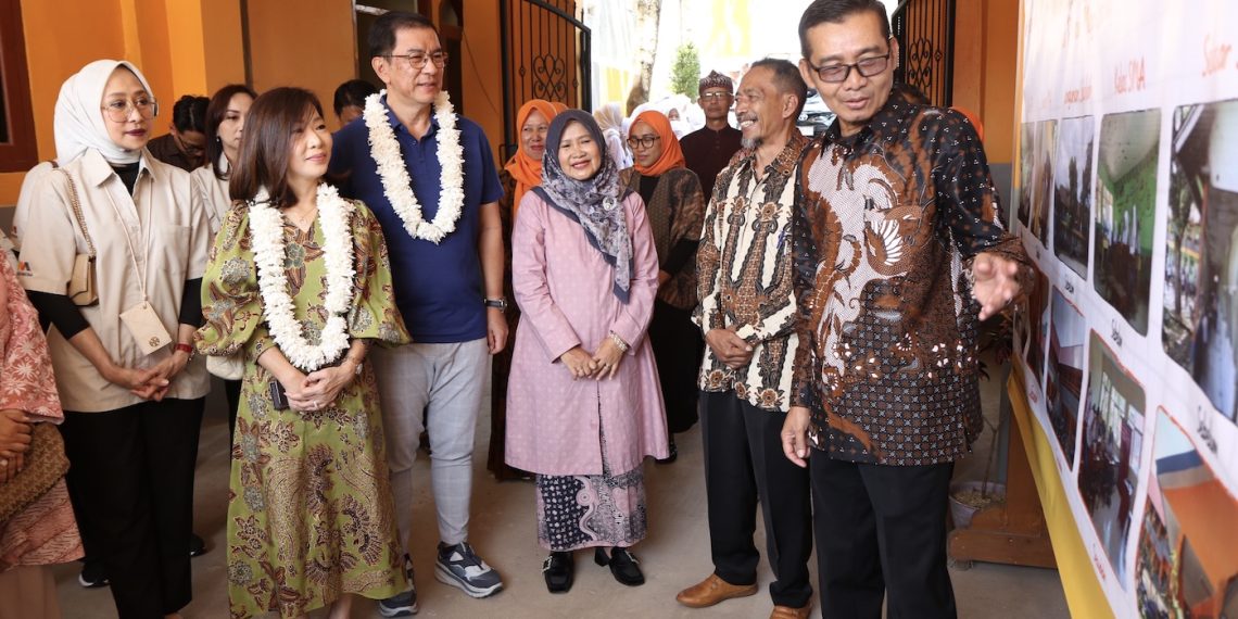etua Yayasan SMP dan SMA YPPI Baleendah Dadang sedang menjelaskan kondisi Sekolah sebelum dan sesudah mendapat bantuan donasi dari Tabungan Mega Berbagi.