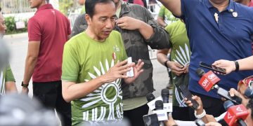 Presiden Joko Widodo (Jokowi) saat memberikan keterangan kepada awak media usai membuka sekaligus menghadiri Nusantara TNI Fun Run 2024 yang digelar di Kawasan Ibu Kota Nusantara (IKN), pada Minggu (6/10/2024). (Foto: BPMI)