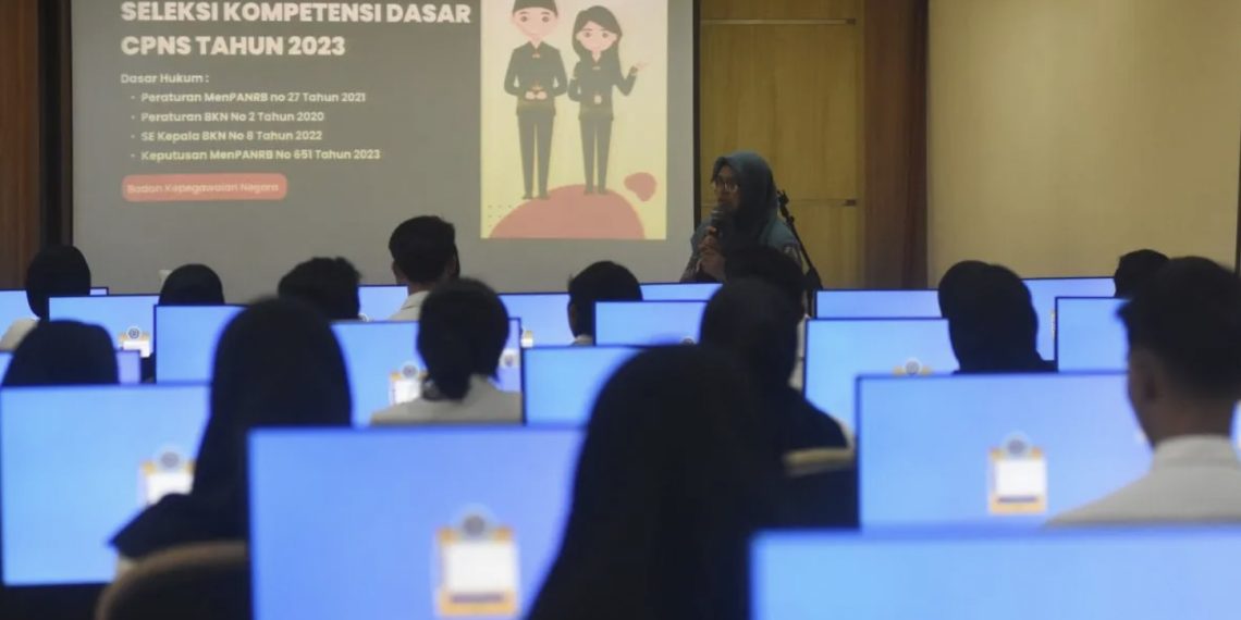 Ilustrasi peserta mengikuti Seleksi Kompetensi Dasar (SKD) CPNS formasi Kejaksaan di Kantor Pusat Badan Kepegawaian Negara (BKN) (foto : Antara)