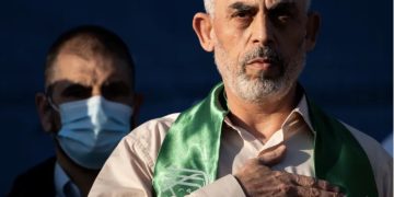 Yahya Sinwar, pemimpin Palestina Hamas meletakkan tangannya di atas jantungnya pada rapat umum beberapa hari setelah gencatan senjata dicapai dalam perang 11 hari antara Hamas dan Israel, pada 24 Mei 2021, di Kota Gaza
