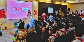 CIMB Niaga menyelenggarakan Tour De Bank (TDB) yang diikuti 250 siswa SD di Kantor Cabang CIMB Niaga Icon Pondok Indah, Jakarta, Minggu (13/10/2024).
