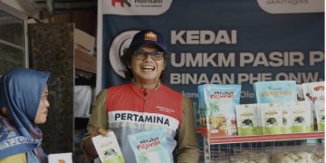 General Manager PHE ONWJ Muzwir Wiratama bersama Iin Inani, Ketua Kelompok UMKM Pasir Putih Desa Sukajaya di Kedai UMKM.
