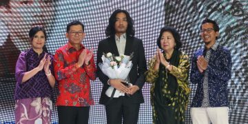 UOB Indonesia menganugerahkan penghargaan tertinggi kepada Muhammad Yakin atas lukisannya yang berjudul “The Idol of Unmoved Uncaused Cause Mover”.