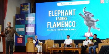 Direktur Risk Management BSI Grandhis Helmi Harumansyah (kiri pertama) saat memberikan materi pada agenda Bedah Buku Elephant Learns Flamenco Solo di hadapan 700 mahasiswa UNS dari berbagai jurusan di Auditorium UNS, Senin pagi (14/10).