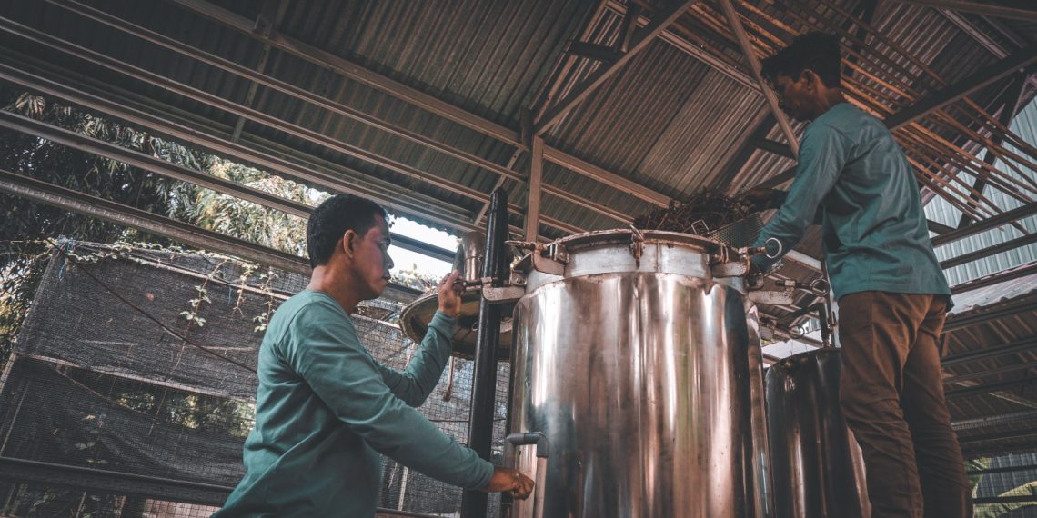 Para petani nilam di Gampong Umong Seuribee, Kecamatan Lhoong, Aceh Besar berhasil menembus pasar ekspor global dengan produk minyak nilam