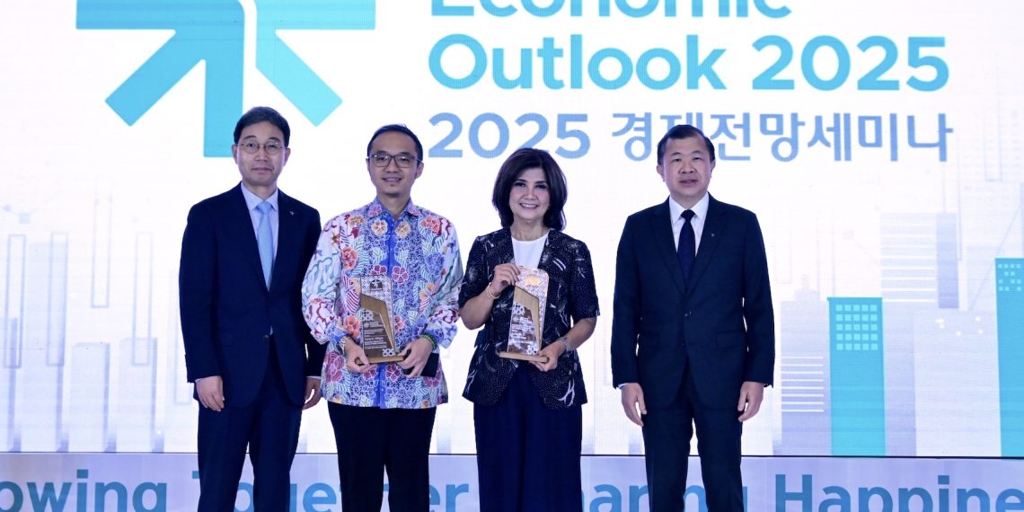 Hana Bank Economic Outlook 2025 dengan tema ”Indonesia’s Economic and Political Outlook in the Transition Era of a New Government” di Jakarta, 24 Oktober 2024.