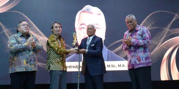Soedradjad Djiwandono Terima Penghargaan Wirakarya Adhitama