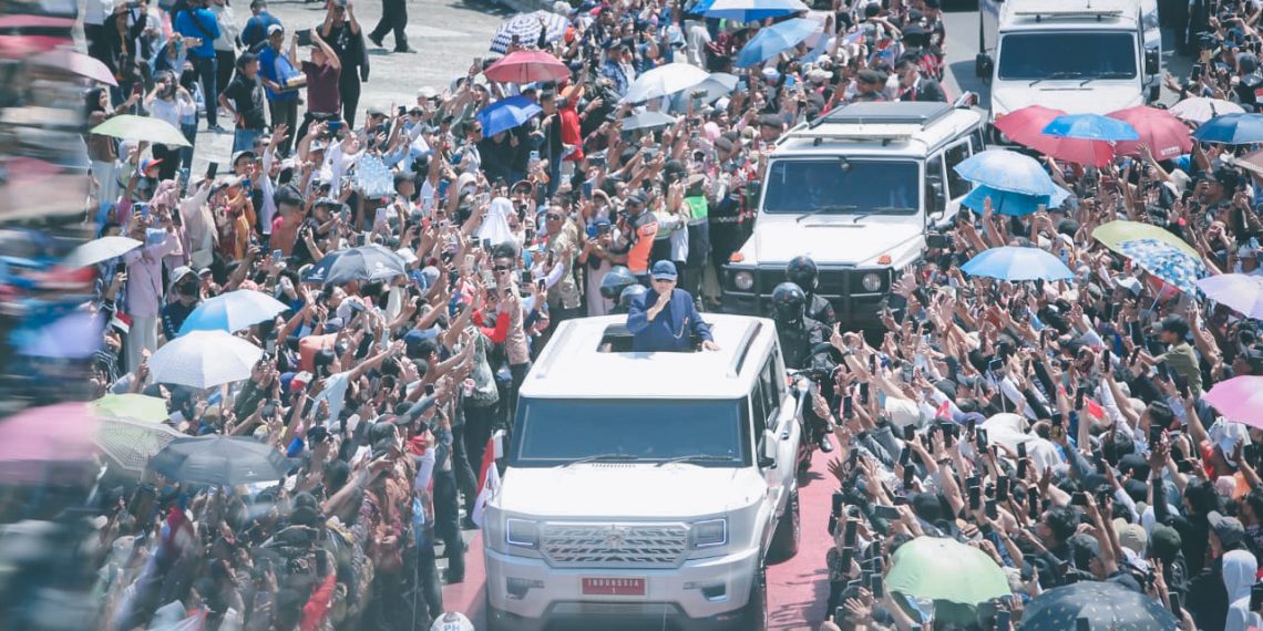 Warga Sambut Presiden Prabowo Subianto dan Wapres Gibran Rakabuming Raka