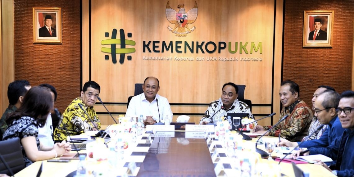 Kementerian Koperasi (Kemenkop), Kementerian Desa dan Pembangunan Daerah Tertinggal (Kemendes PDT), dan Badan Gizi Nasional (BGN) mencanangkan gotong-royong dalam Program Makan Bergizi Gratis (MBG).