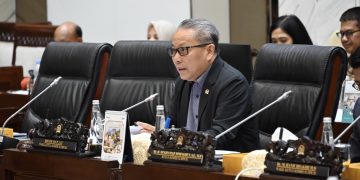 Wakil Ketua Komisi XI DPR RI, Dolfie, saat memimpin rapat kerja bersama Ketua Dewan Komisioner Lembaga Penjamin Simpanan (LPS) di Gedung Nusantara I (foto: Dok. DPR)