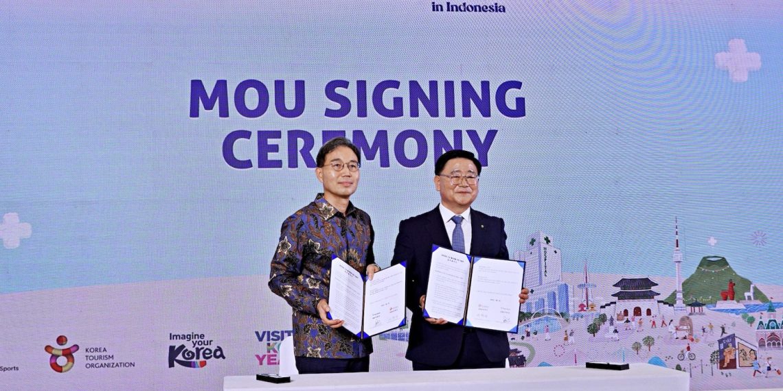 Perjanjian nota esepahaman yang ditandatangani oleh Direktur Utama Hana Bank, Jong Jin Park dan Executive VP International Tourism KTO, Lee Hak Ju di Jakarta
