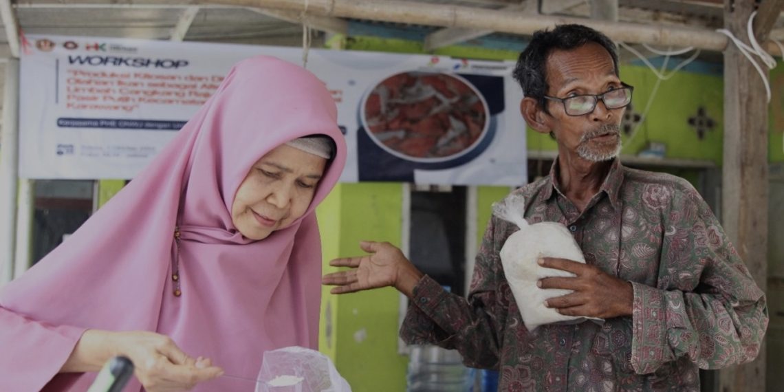 Dosen Universitas Padjadjaran sedang memberikan lokakarya kepada masyarakat perajin pengolah limbah cangkang rajungan