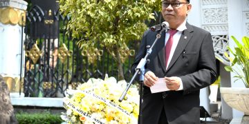 Menteri Koperasi (MenKop) Budi Arie Setiadi berziarah ke makam Proklamator Kemerdekaan Republik Indonesia Mohammad Hatta (Bung Hatta) di TPU Tanah Kusir, Jakarta Selatan, Minggu (10/11)