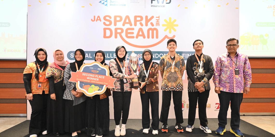prestasi siswa SMPN 6 Depok dan SMP Pembangunan Jaya Tangerang Selatan yang meraih juara pertama dan kedua dalam ajang JA SparktheDream Social Challenge – 2024 Asia Pacific Final