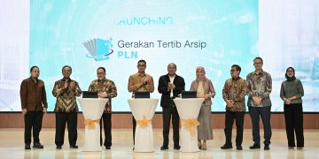 Direktur Utama PLN, Darmawan Prasodjo (keempat dari kiri) bersama Kepala Arsip Nasional Republik Indonesia, Imam Gunarto (ketiga dari kiri), dan Kepala Badan Pemulihan Aset Kejaksaan Agung RI, Amir Yanto (tengah)