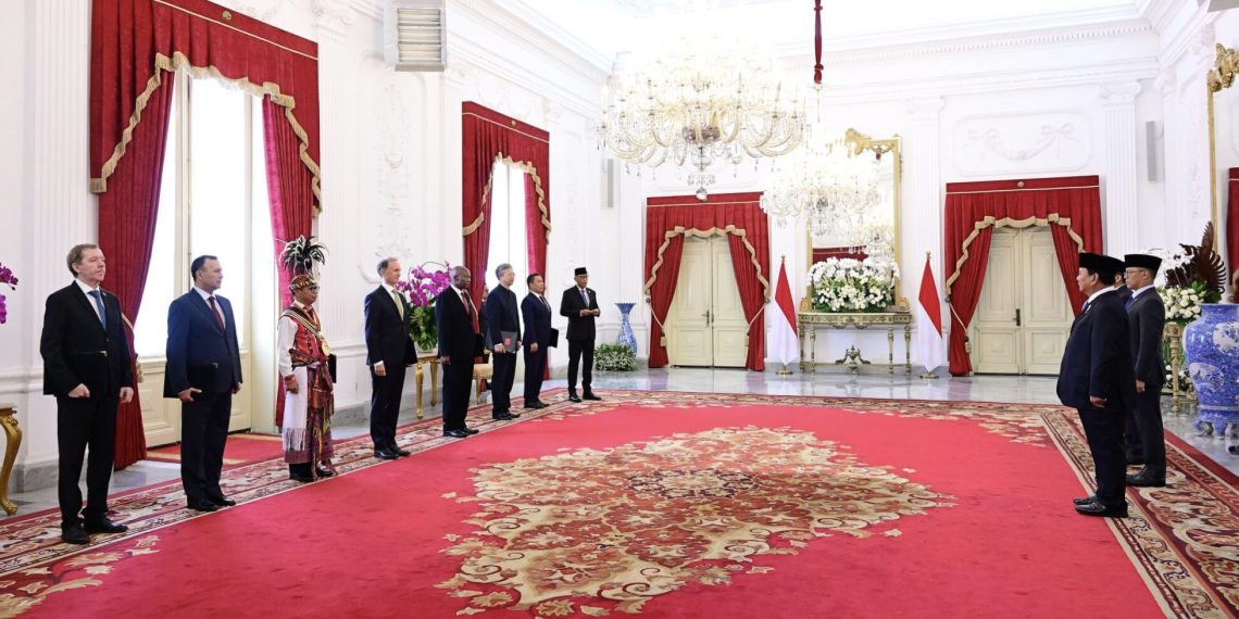 Presiden Prabowo Subianto menerima surat kepercayaan dari tujuh Duta Besar Luar Biasa dan Berkuasa Penuh (LBBP) negara-negara sahabat di Istana Merdeka, Jakarta, Senin (04/11/2024). (Foto: BPMI)