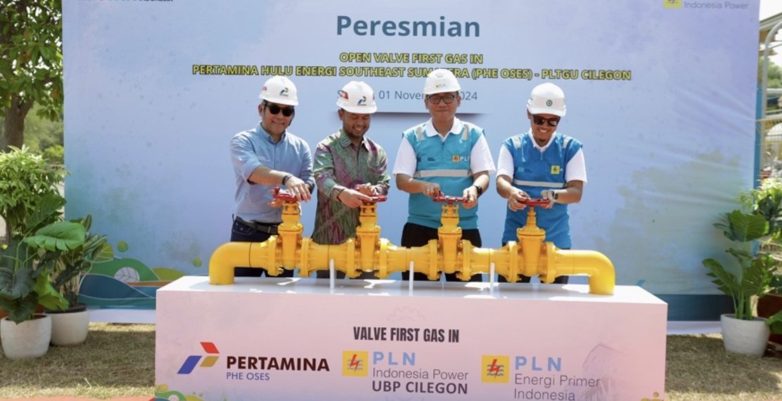 General Manager PHE OSES (paling kiri), SKK Migas dan PLN Indonesia Power bersama memutar katup yang menandai dibukanya aliran suplai gas PHE OSES ke PLTGU Cilegon
