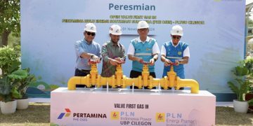 General Manager PHE OSES (paling kiri), SKK Migas dan PLN Indonesia Power bersama memutar katup yang menandai dibukanya aliran suplai gas PHE OSES ke PLTGU Cilegon