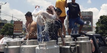Para peternak mandi susu sebagai bentuk protes terhadap pembatasan kuota susu yang masuk ke pabrik atau Industri Pengolahan Susu (IPS) di Boyolali, Jawa Tengah, Sabtu (9/11/2024). Penyebab Peternak Boyolali Mandi Susu dan Buang 50.000 Liter Susu di TPA(foto: Kompas)