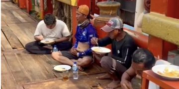 Keempat nelayan yang berhasil diselamatkan oleh PHE OSES