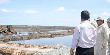 Presiden Prabowo Subianto didampingi Menteri Pertanian Andi Amran Sulaiman berkunjung ke Desa Wanam, Kabupaten Merauke, Provinsi Papua Selatan, dalam rangka meninjau secara langsung pengembangan program pertanian berkelanjutan, Minggu (03/11/2024). (Foto: BPMI Setpres)