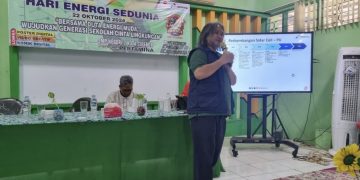 Senior Engineer Electrical & Instrument PHE ONWJ, Andrias Widya Atmoko memberikan paparan tentang sejarah solar panel dan pemanfaatannya.