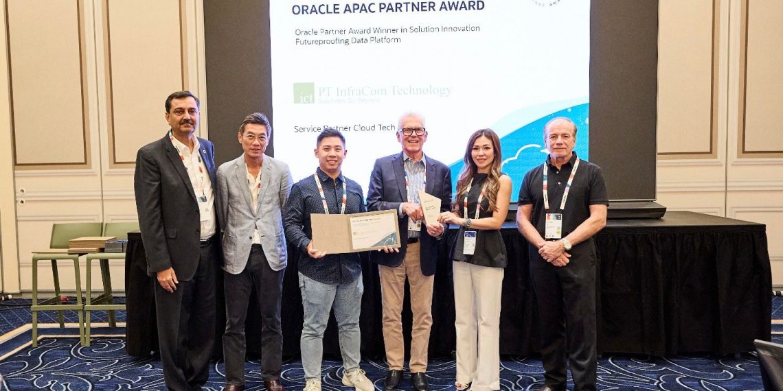 Margaria Sansan, Sales Director dan Cliffton Nursalim, Vice President ICT