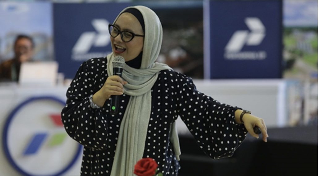 Ligwina Hananto, narasumber yang juga CEO & Lead Financial Trainer QM Financial, memaparkan seluk beluk masalah finansial dan tips menjaga stabilitas keuangan.