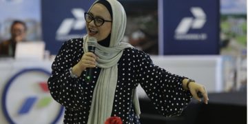 Ligwina Hananto, narasumber yang juga CEO & Lead Financial Trainer QM Financial, memaparkan seluk beluk masalah finansial dan tips menjaga stabilitas keuangan.