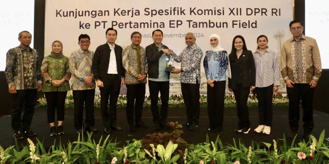 Ketua Komisi XII DPR RI, Bambang Patijaya berjabat tangan dengan Direktur Utama PT PHE, Chalid Said Salim sebagai bentuk sinergi pemerintah dengan industri hulu migas