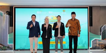Peresmian awardee BSI Scholarship 2024 dilakukan oleh Direktur Utama BSI Hery Gunardi (kiri) bersama Ketua BAZNAS RI Noor Ahmad (kanan) bersama dengan para awardee BSI Scholarship 2024.