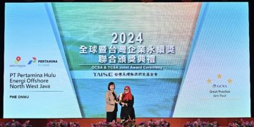 1. Deputy Minister National Development Council Republic of China (Taiwan), Shien Quey Kao, menyerahkan penghargaan Global Corporate Sustainability Awards (GCSA) 2024 kategori Best Practise peringkat Great Practise kepada PHE ONWJ