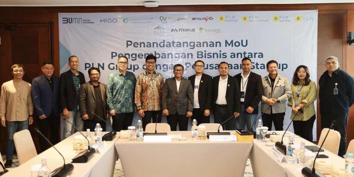 Foto bersama perwakilan PLN Group dan 6 startup yang tergabung dalam program Connext Powered by PLN pada kegiatan Penandatanganan MoU Pengembangan Bisnis antara PLN Group dan Perusahaan Startup.