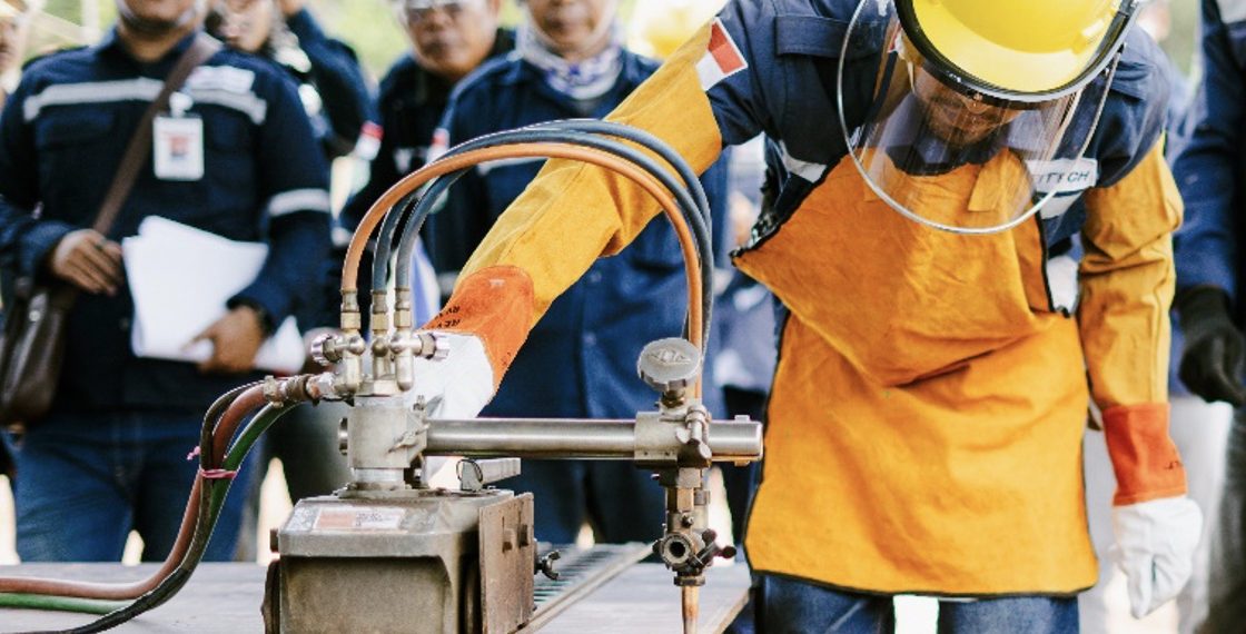 Perwira PHE ONWJ melakukan first cut of steel atau pemotongan pertama lempeng platform lepas pantai sebagai pertanda dimulainya fabrikasi Anjungan OOA