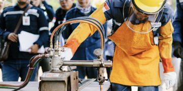 Perwira PHE ONWJ melakukan first cut of steel atau pemotongan pertama lempeng platform lepas pantai sebagai pertanda dimulainya fabrikasi Anjungan OOA