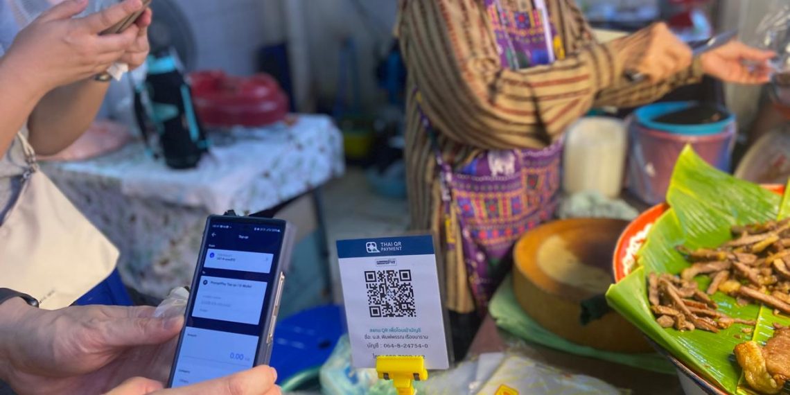 Transaksi QR Code PromptPay saat membayar jajanan pedagang kaki lima di Thailand