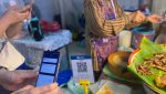 Transaksi QR Code PromptPay saat membayar jajanan pedagang kaki lima di Thailand