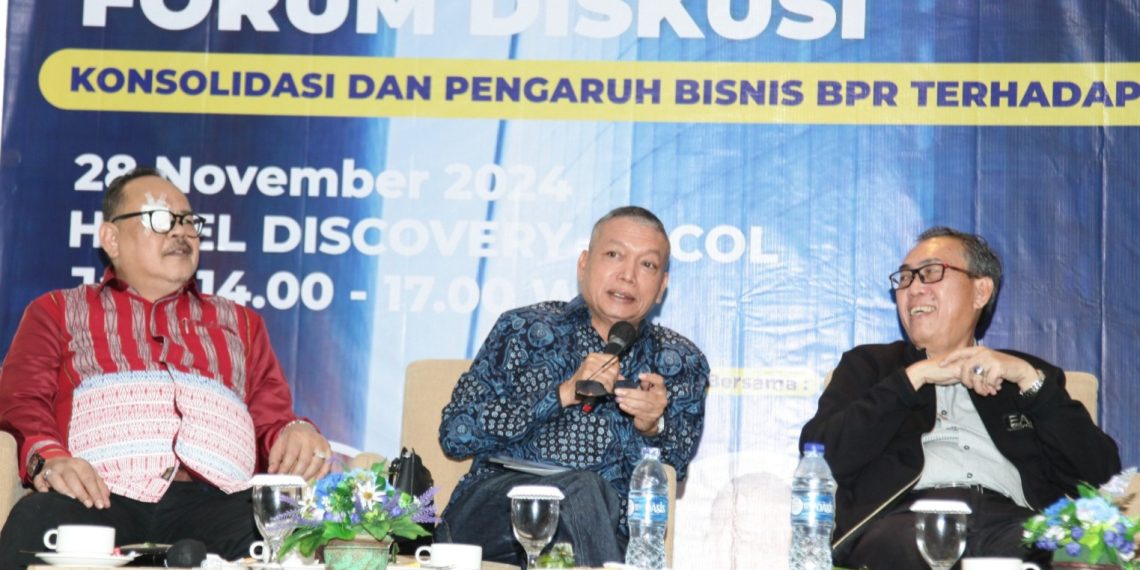 Chairman Infobank Media Group, Eko B. Supriyanto, bersama Direktur PT BPR Nusantara Bona Pasogit, Chariansyah Komisaris BPRS HIK MCI, Edy Suandi Hamid.
