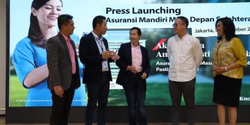 Presiden Direktur AXA Mandiri, Handojo G. Kusuma dan Direktur AXA Mandiri, Rudi Nugraha