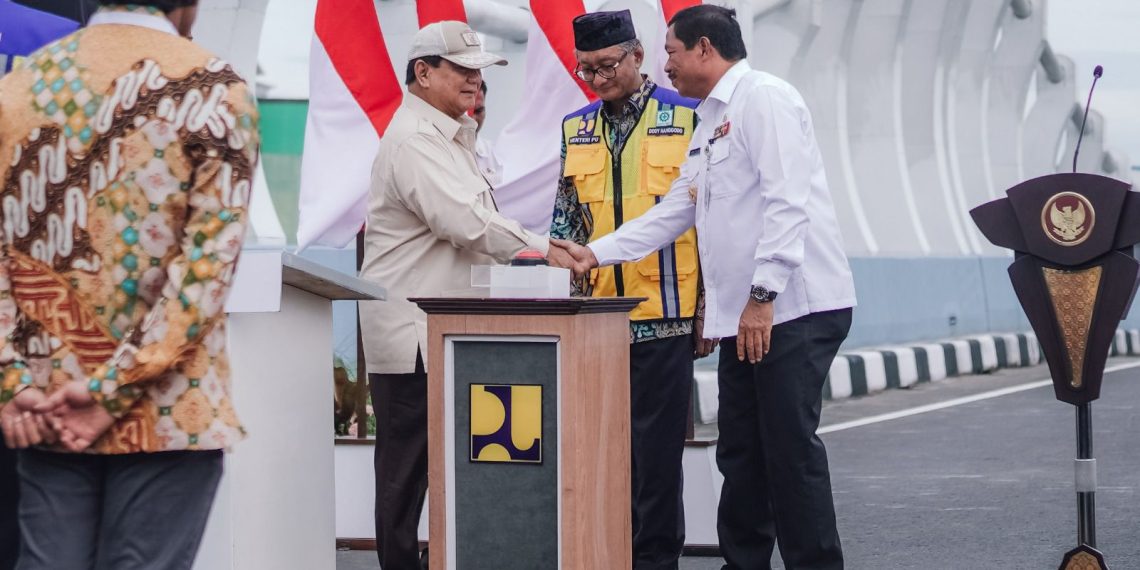 Presiden Prabowo meresmikan Flyover Madukoro yang terletak di Jalan Yos Sudarso, Kota Semarang, Jawa Tengah pada Rabu (11/12).