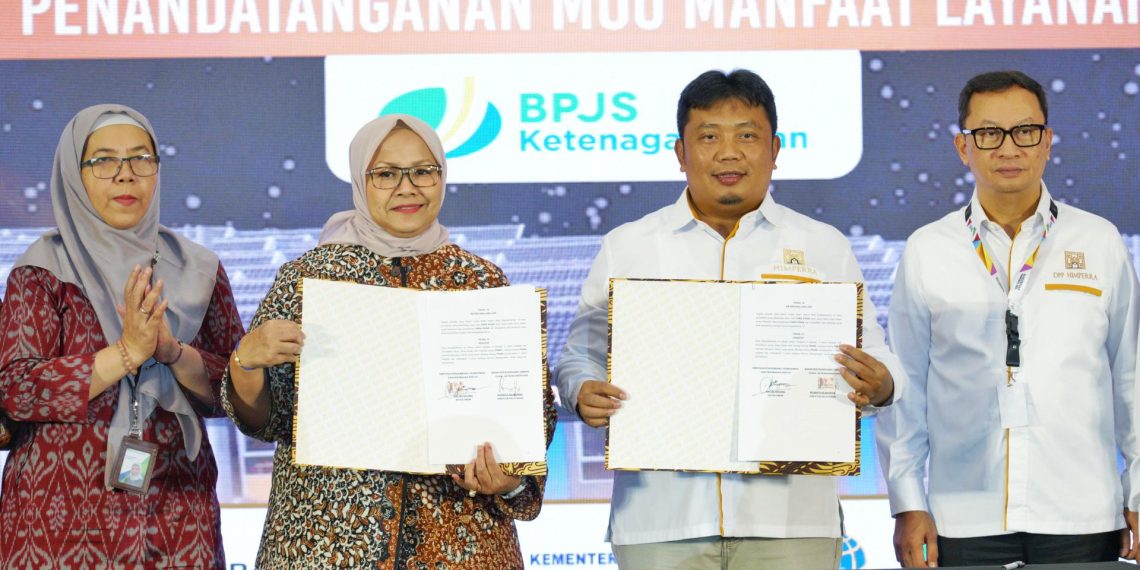 Direktur Pelayanan BPJS Ketenagakerjaan Roswita Nilakurnia bersama Ketua Umum Himperra Ari Tri Priyono secara resmi melakukan penandatanganan nota kesepahaman yang digelar di Jakarta, Kamis (19/12).