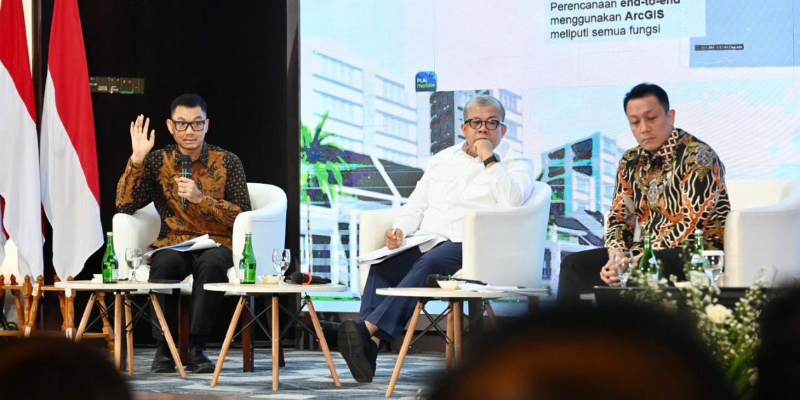 Direktur Utama PLN Darmawan Prasodjo (kiri) menegaskan kesiapan PLN mendukung pemerintah menyediakan perumahan layak dengan suplai listrik yang andal dan terjangkau masyarakat bawah