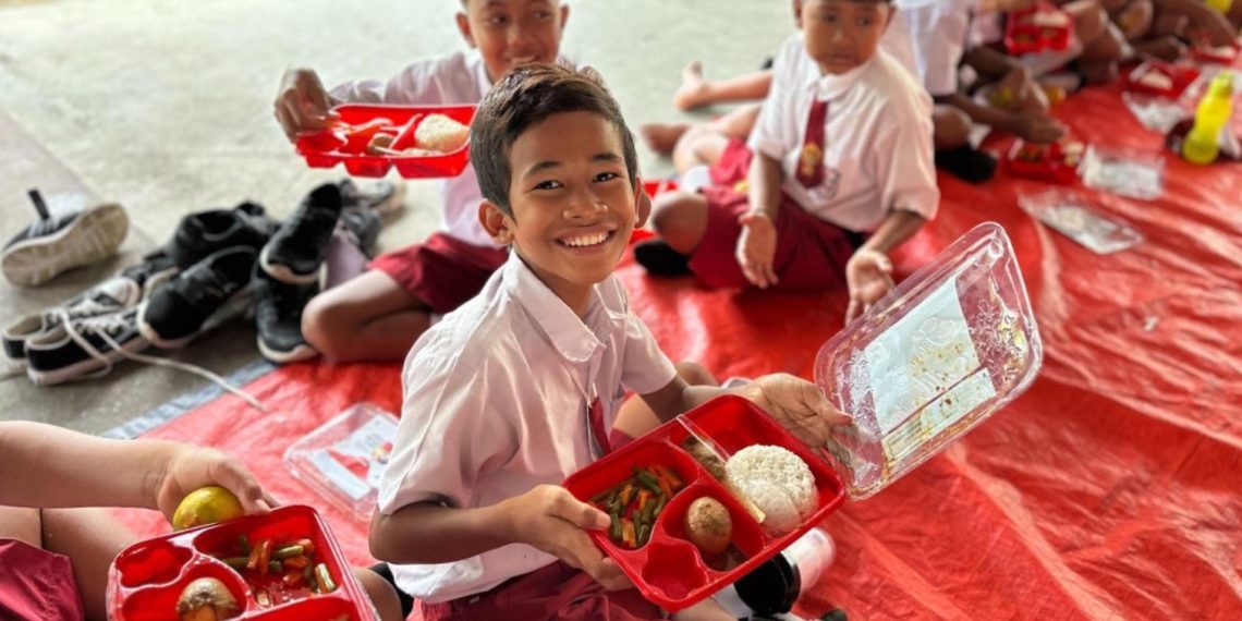 Menu makanan bergizi yang terdiri dari nasi, 2 protein hewani, sayur, dan buah yang bahan baku diperoleh dan pengerjaannya dilakukan oleh para mitra binaan PHE OSES