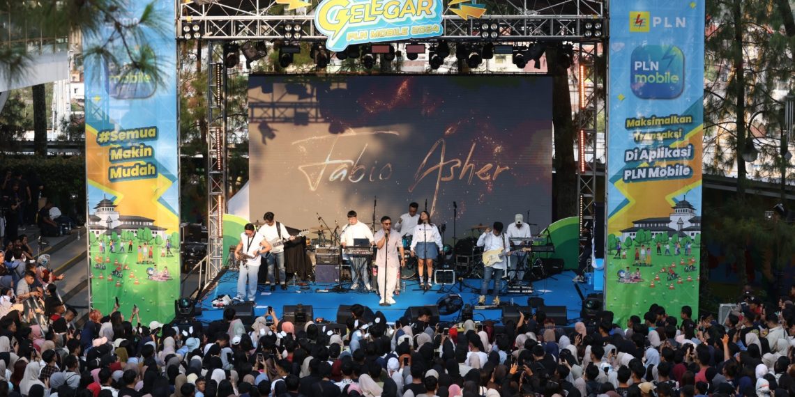 Ribuan masyarakat antusias menyaksikan launching Program Gelegar PLN Mobile 2024 di Cihampelas Walk, Bandung, pada 20 Juli 2024