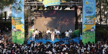 Ribuan masyarakat antusias menyaksikan launching Program Gelegar PLN Mobile 2024 di Cihampelas Walk, Bandung, pada 20 Juli 2024