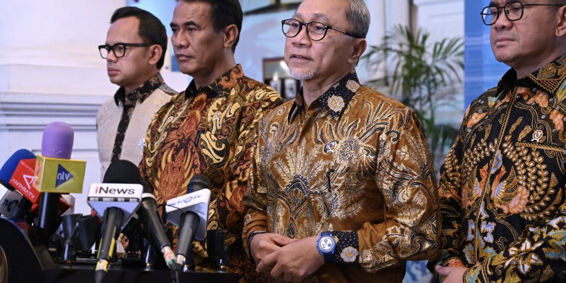 Menteri Koordinator Bidang Pangan Zulkifli Hasan menyampaikan keterangan pers usai mengikuti Rapat Terbatas Kebijakan Bidang Pangan di Istana Jakarta, Senin (30/12/2024). (Foto: Humas Setkab)