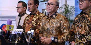 Menteri Koordinator Bidang Pangan Zulkifli Hasan menyampaikan keterangan pers usai mengikuti Rapat Terbatas Kebijakan Bidang Pangan di Istana Jakarta, Senin (30/12/2024). (Foto: Humas Setkab)