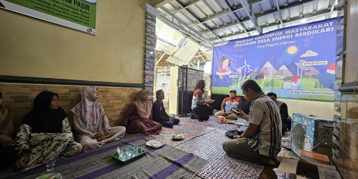 PHE ONWJ memasang dan menjelaskan cara kerja panel surya, yang dimanfaatkan untuk menenagai seluruh proses produksi UMKM binaan PHE ONWJ di Pasir Putih.
